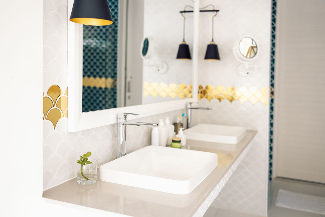 Jak urządzić nowoczesną łazienkę w małym mieszkaniu?