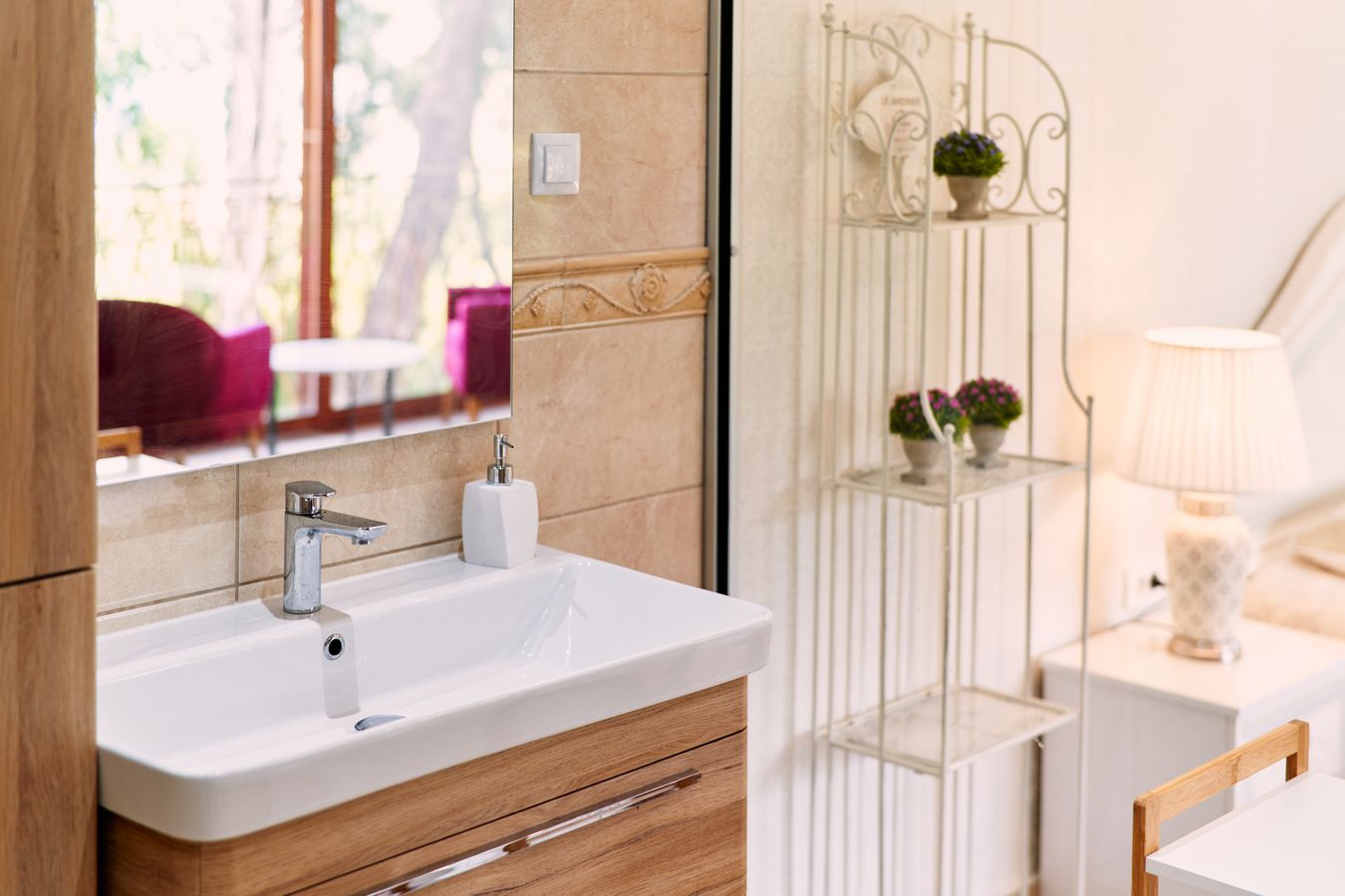 Jakie rozwiązania wyróżniają nowoczesne łazienki?