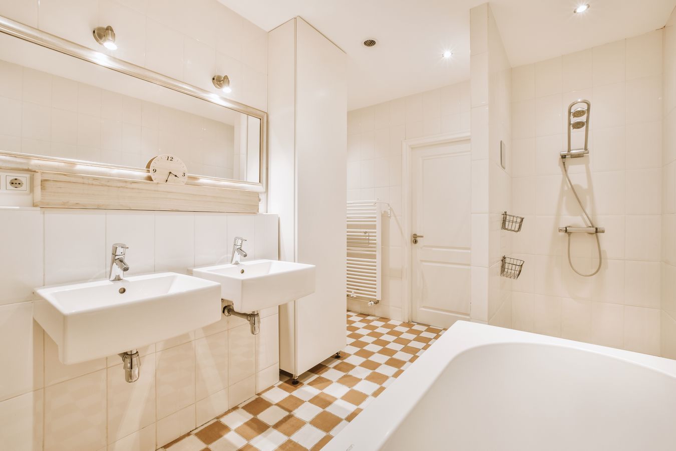 Jak zaprojektować luksusową łazienkę w niewielkim mieszkaniu?