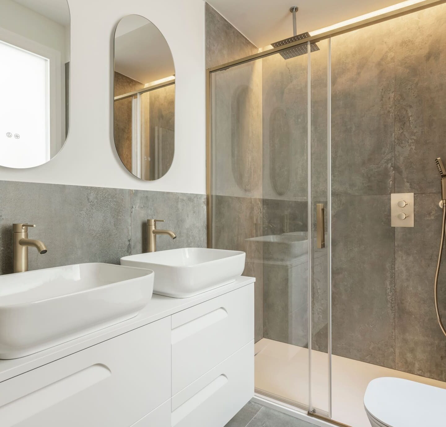 Deszczownica sufitowa w łazience premium – jak wybrać model do nowoczesnego wnętrza?