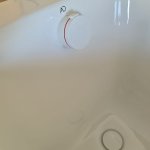 Alanad Upsala Wanna narożna lewa 150x75 cm z systemem napełniania przez przelew i regulacją temperatury wykończenie białym AWW-009-150NPP-L